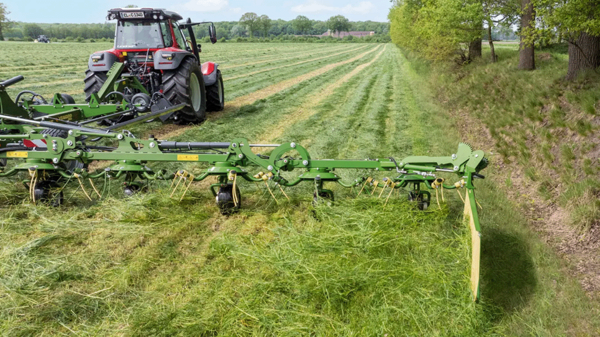Hydraulic border spreading control