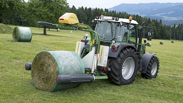 The bale pick-up and discharge